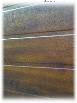 Panel acanalado liso, imitaci�n madera color claro y oscuro. Disponible con dos caras imitaci�n madera.